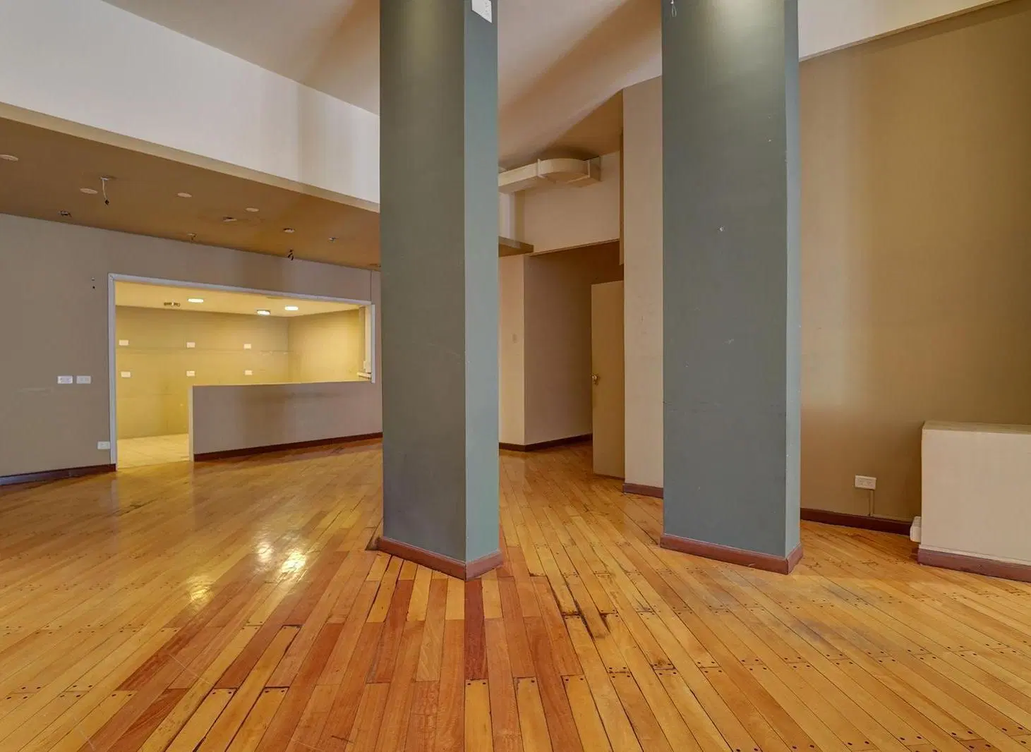 ALQUILER LOCAL COMERCIAL en RETIRO. 130m2. Excelente Vidriera sobre Cerrito 4