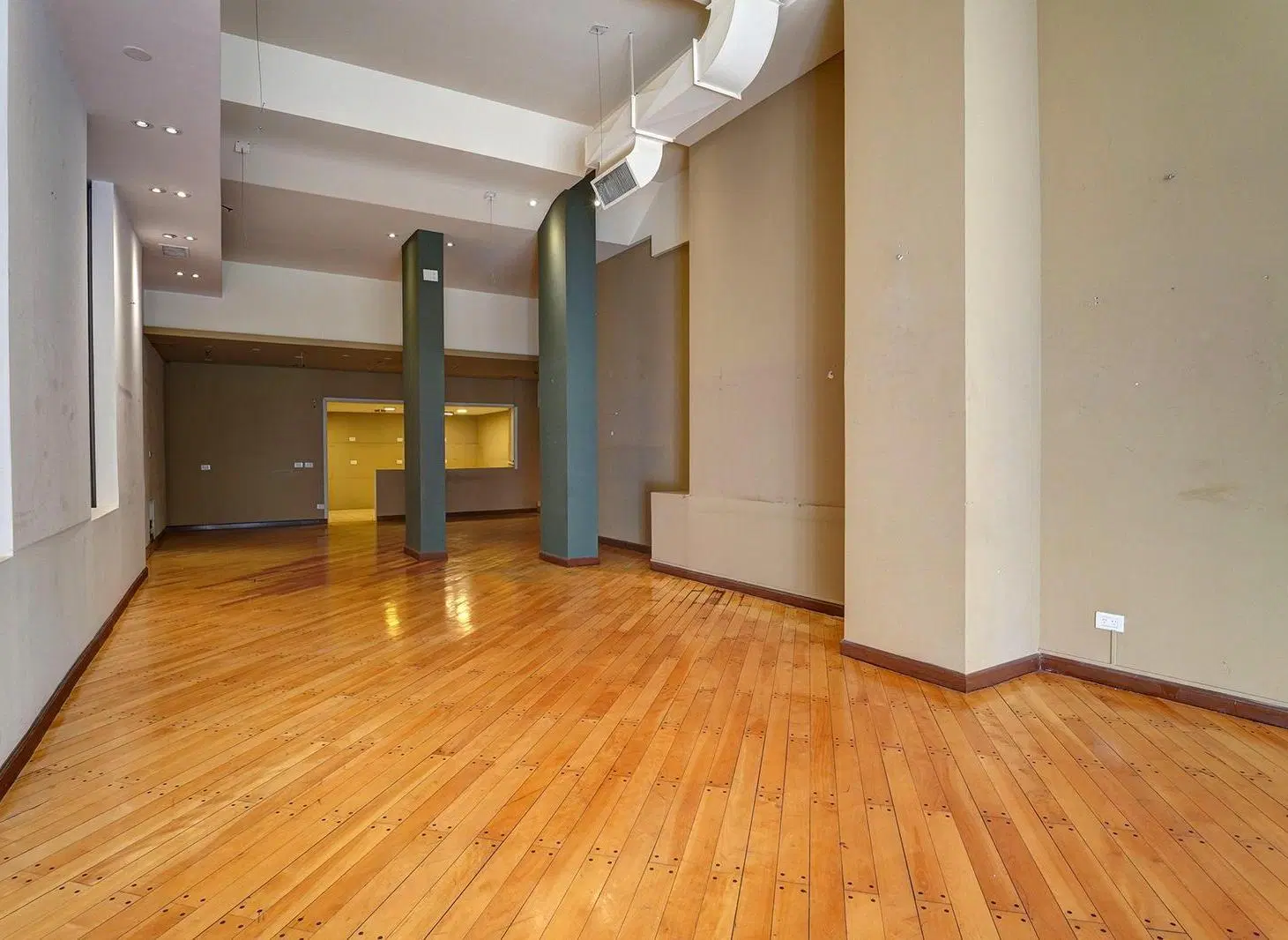ALQUILER LOCAL COMERCIAL en RETIRO. 130m2. Excelente Vidriera sobre Cerrito 2