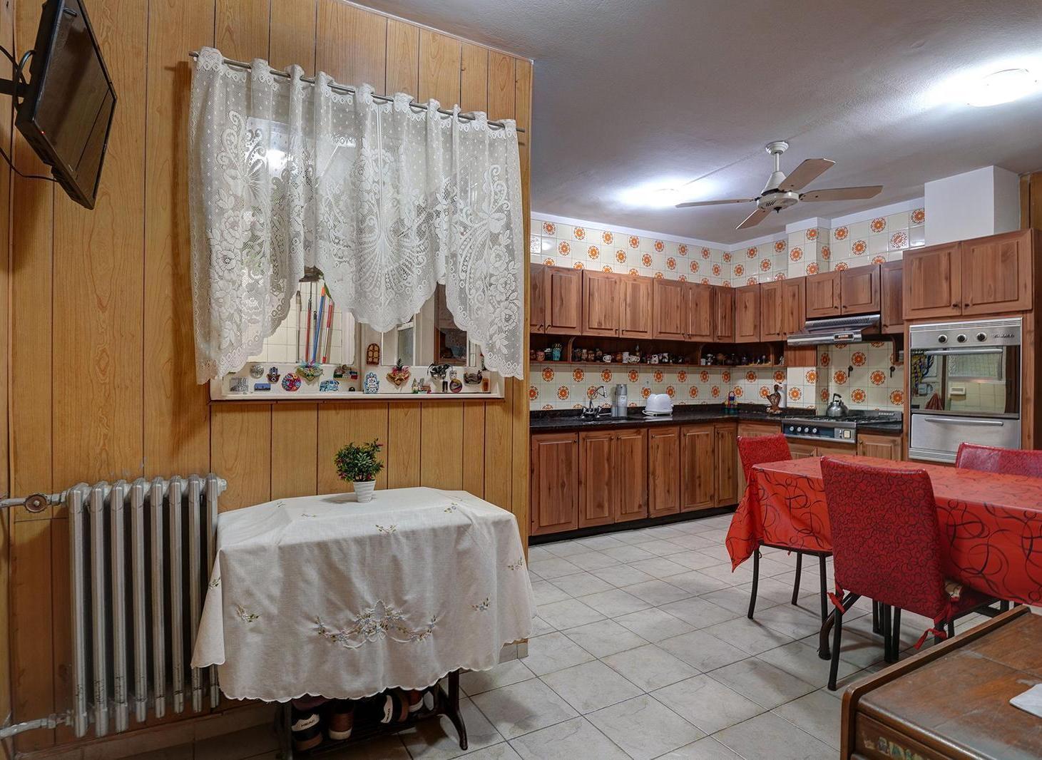 Foto de Departamento de 4 amb con dependencia y cochera venta, imagen 3