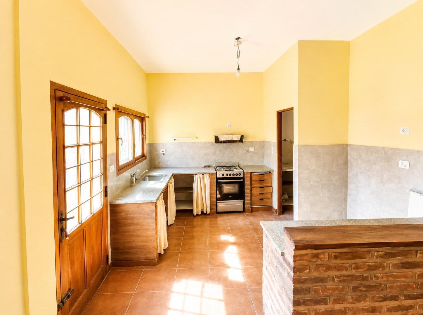 Foto de Casa en venta en El Palomar, 6 ambientes con parque, Apta crédito, imagen 1