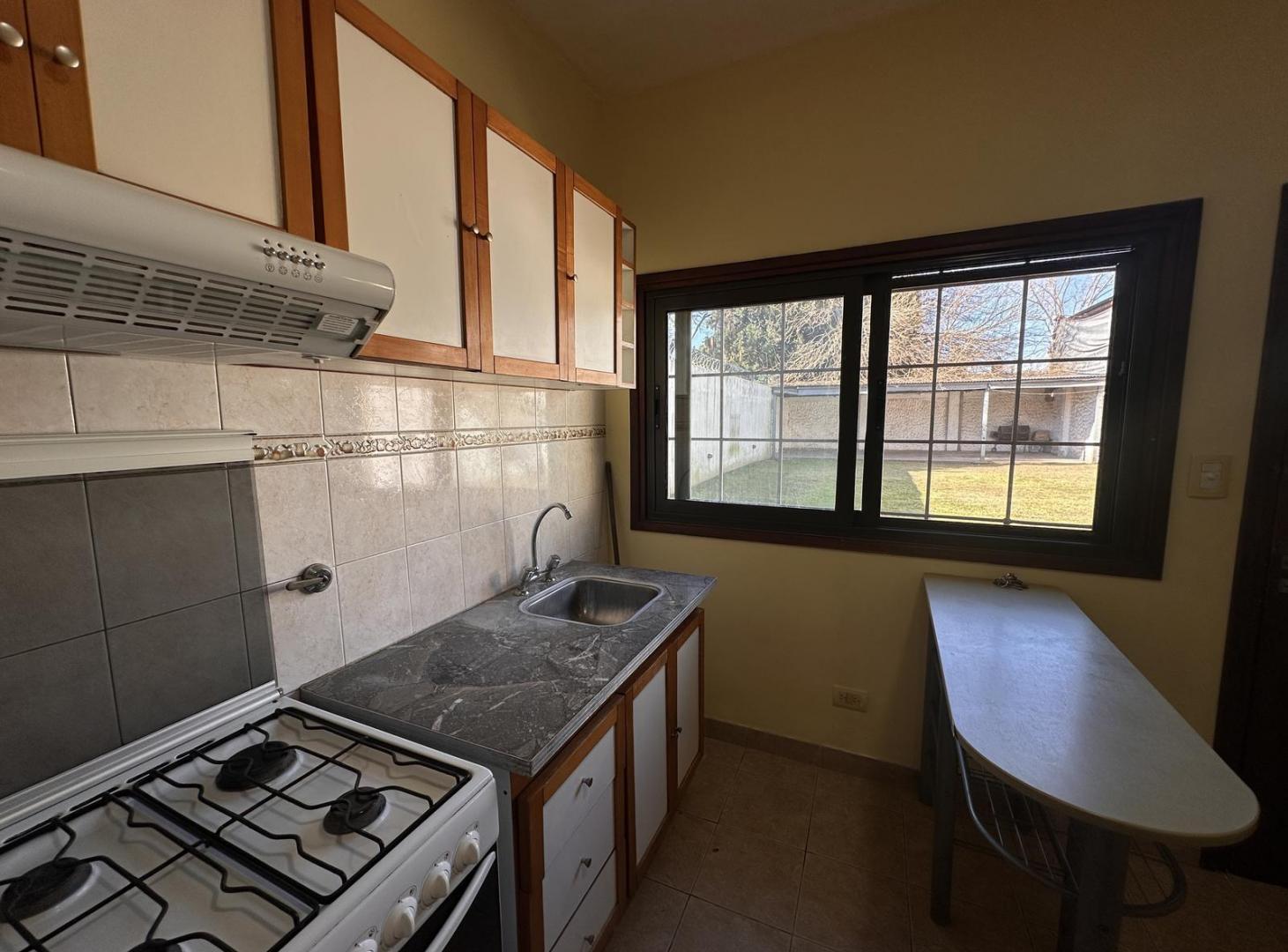 Foto de Casa 3 ambinetes con cochera y parque, Berazategui en venta, imagen 5