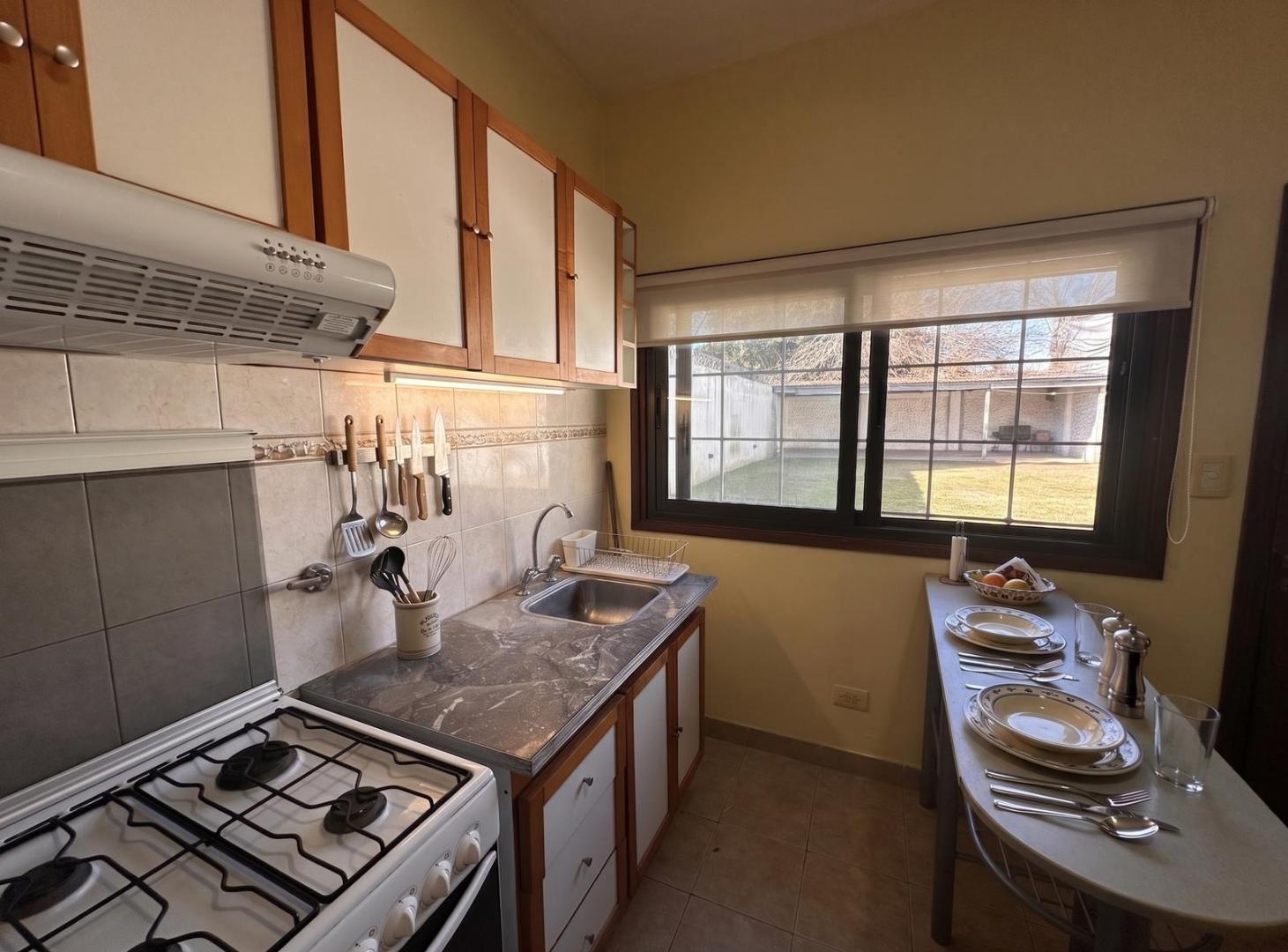 Foto de Casa 3 ambinetes con cochera y parque, Berazategui en venta, imagen 3