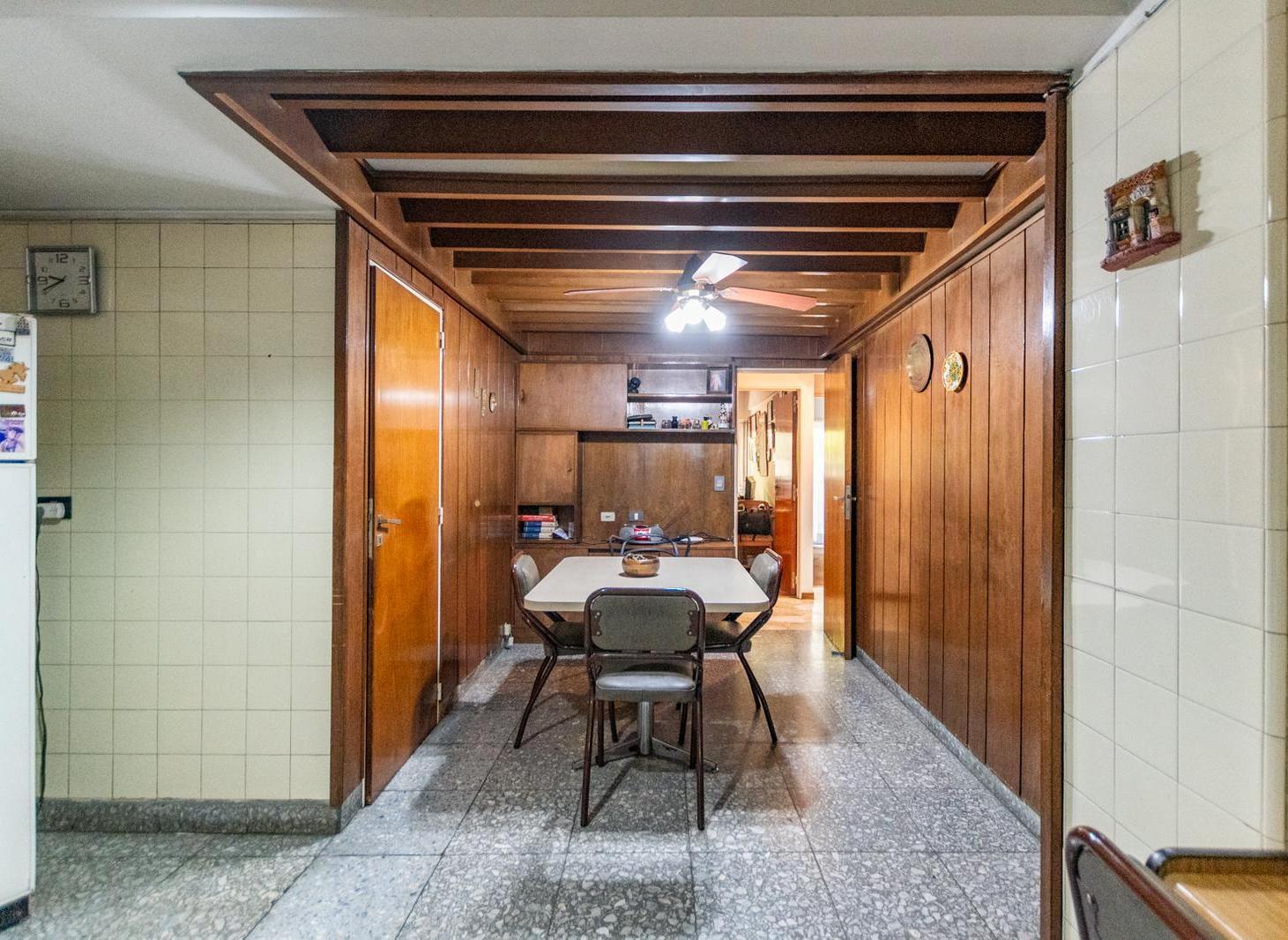 Foto de Departamento al frente , 4 ambientes en Almagro dep. serv. cochera fija, imagen 1
