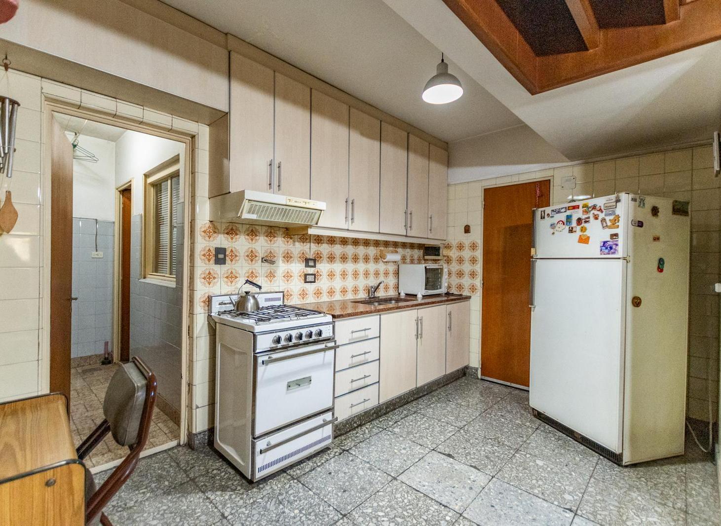 Foto de Departamento al frente , 4 ambientes en Almagro dep. serv. cochera fija, imagen 2