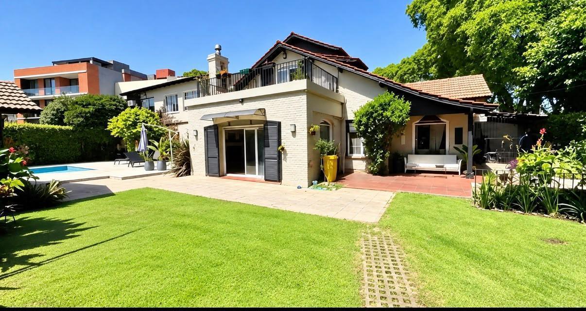 Foto de Casa de 7 Ambientes en Acassuso sobre Lote de 687 m² con Jardín, Pileta, imagen 1
