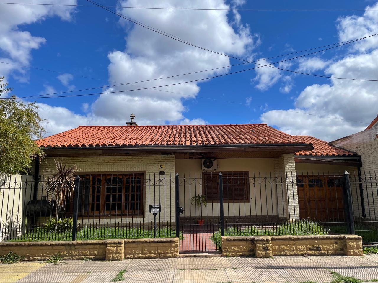 Foto de VENTA CHALET 4 AMBIENTES WILDE GRAN OPORTUNIDAD APTA CRÉDITO, imagen 1