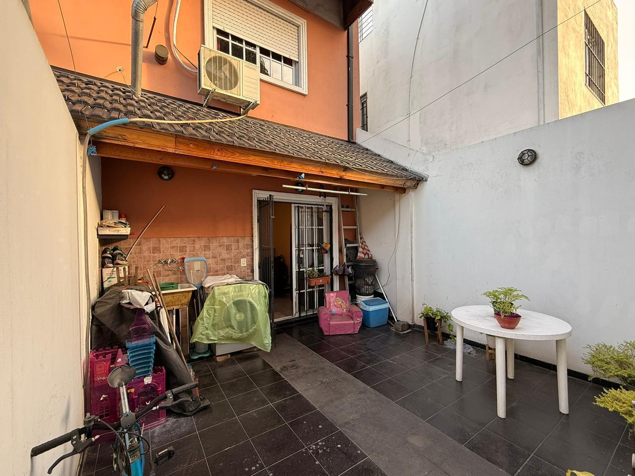 Foto de VENTA PH DUPLEX 3 AMBIENTES CON PATIO Y COCHERA EN CIUDADELA, imagen 2
