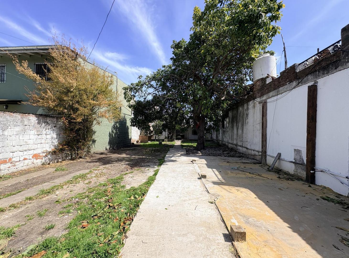 Foto de Venta Casa a reciclar 3 ambientes en Quilmes Oeste sobre lote de 300 M2, imagen 4