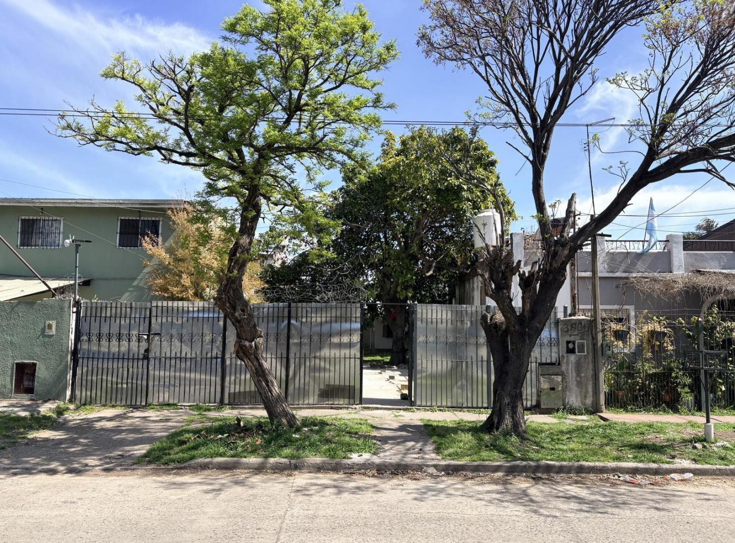 Foto de Venta Casa a reciclar 3 ambientes en Quilmes Oeste sobre lote de 300 M2, imagen 1