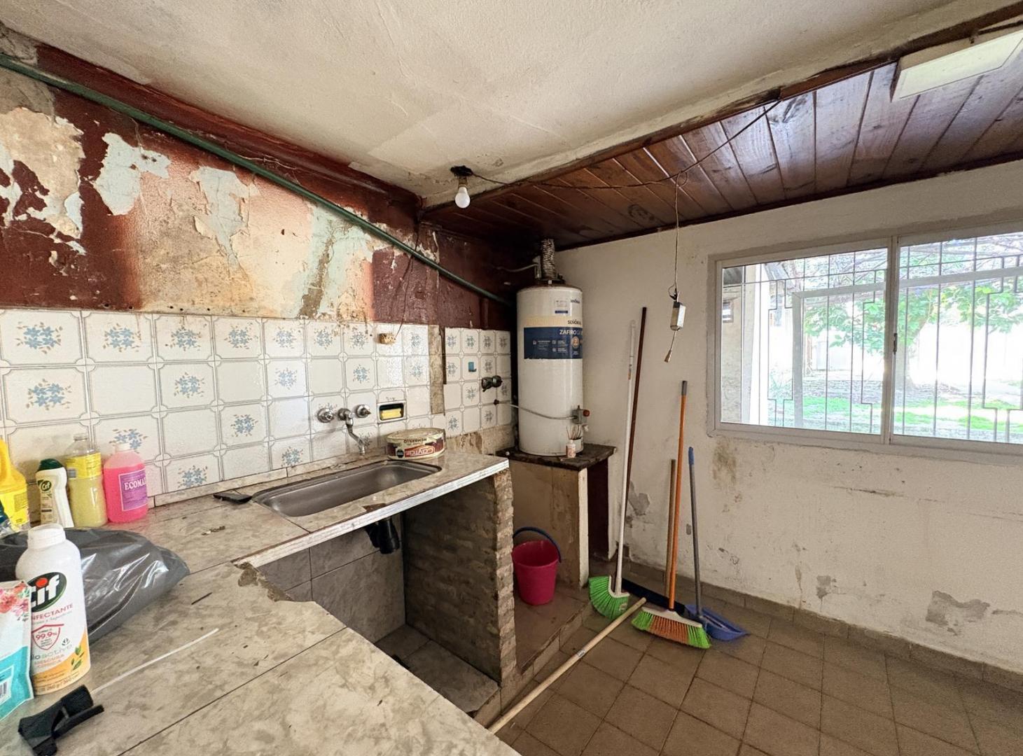 Foto de Venta Casa a reciclar 3 ambientes en Quilmes Oeste sobre lote de 300 M2, imagen 2