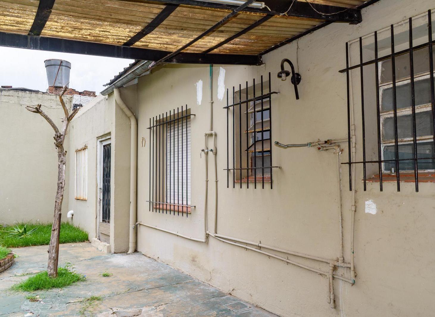 Foto de VENTA CASA 3 AMB CON GARAJE Y PATIO A REFACCIONAR IDEAL FLIPPING, imagen 1