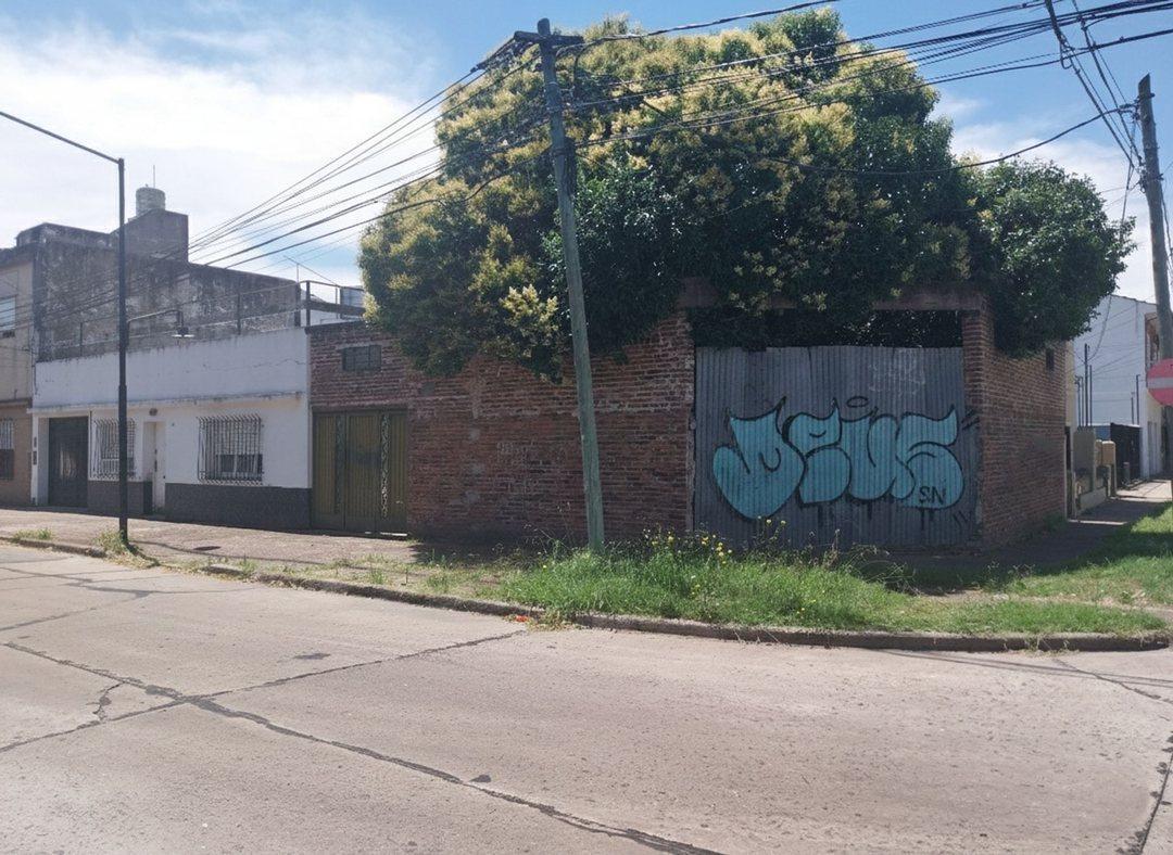 Foto de VENTA – CASA EN ESQUINA CON GRAN LOTE Y EXCELENTE POTENCIAL EN VILLA, imagen 1