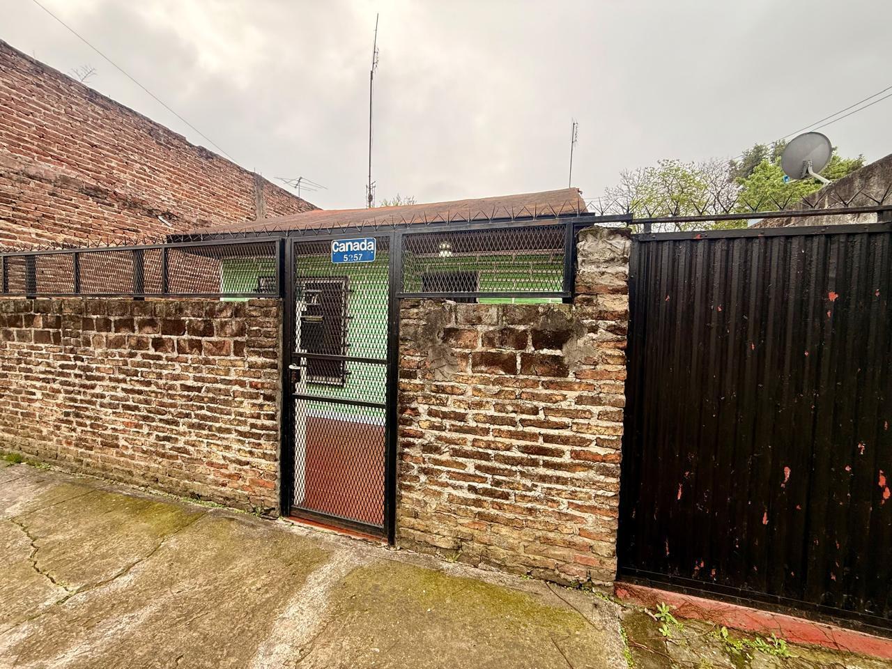 Foto de VENTA CASA 3 AMBIENTES con PARRILLA y JARDÍN más 4 COCHERAS, imagen 4