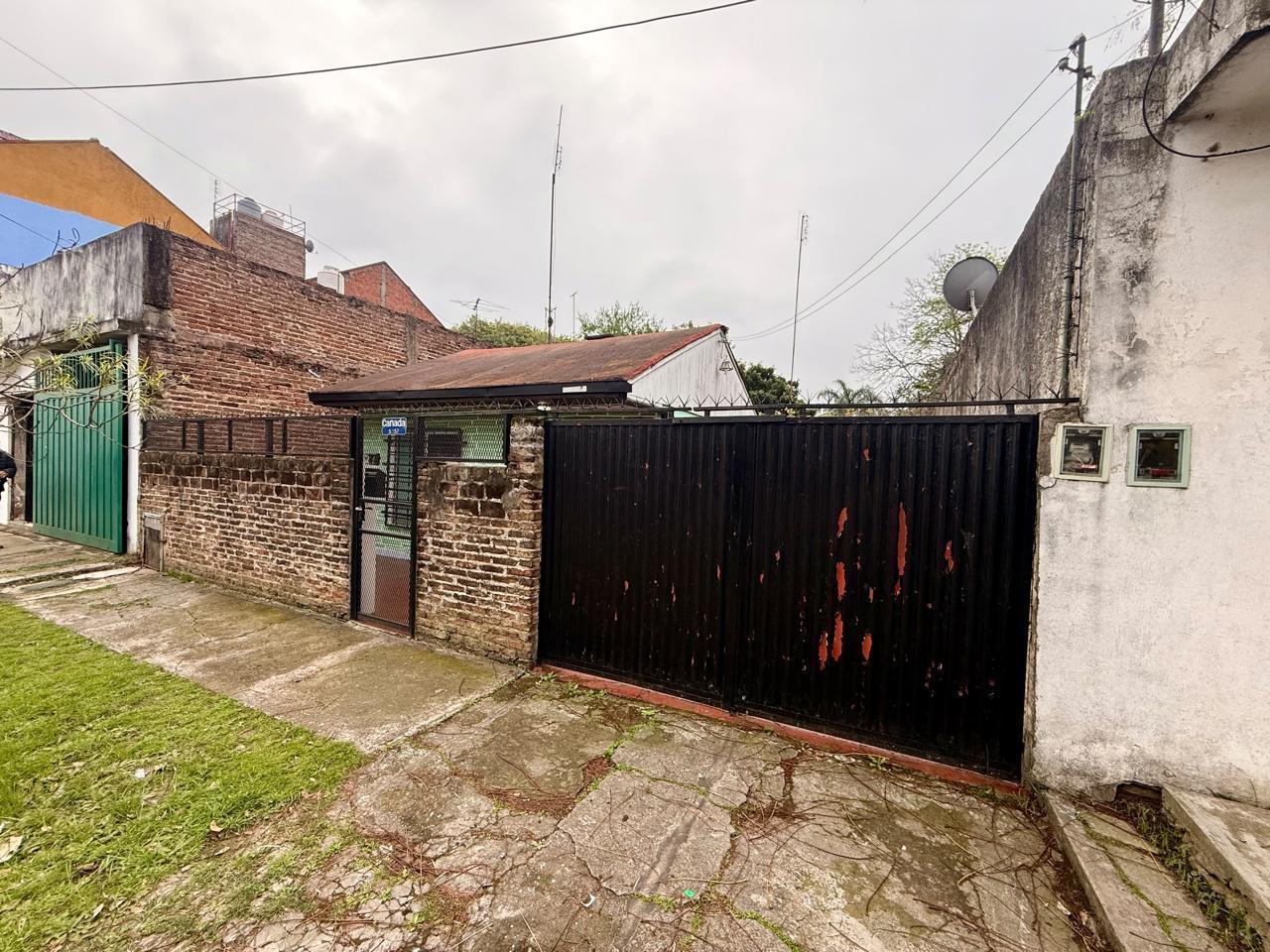 Foto de VENTA CASA 3 AMBIENTES con PARRILLA y JARDÍN más 4 COCHERAS, imagen 3