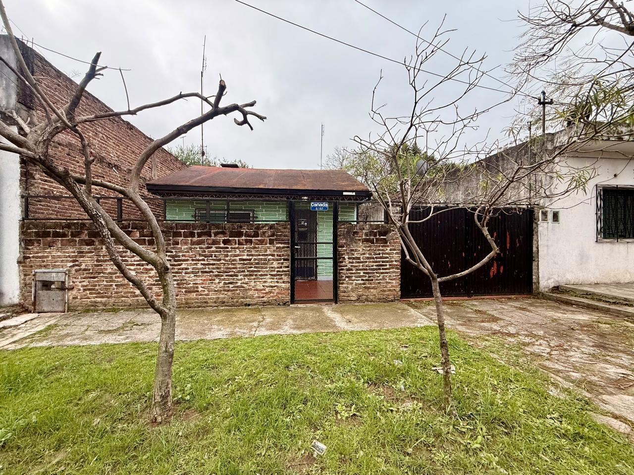 Foto de VENTA CASA 3 AMBIENTES con PARRILLA y JARDÍN más 4 COCHERAS, imagen 1
