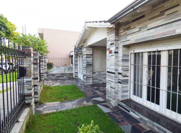 Casa 3 ambientes en venta F.Varela jardín y garage 2