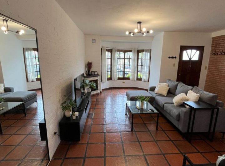 CASA 5 AMBIENTES LANUS O 4