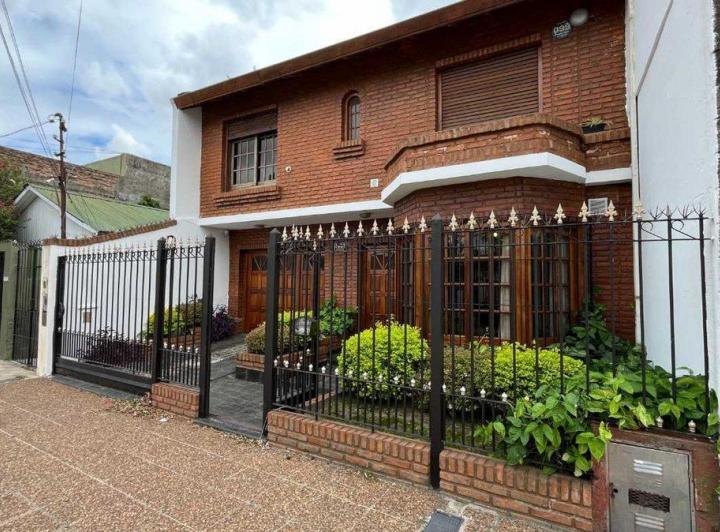 CASA 5 AMBIENTES LANUS O 1