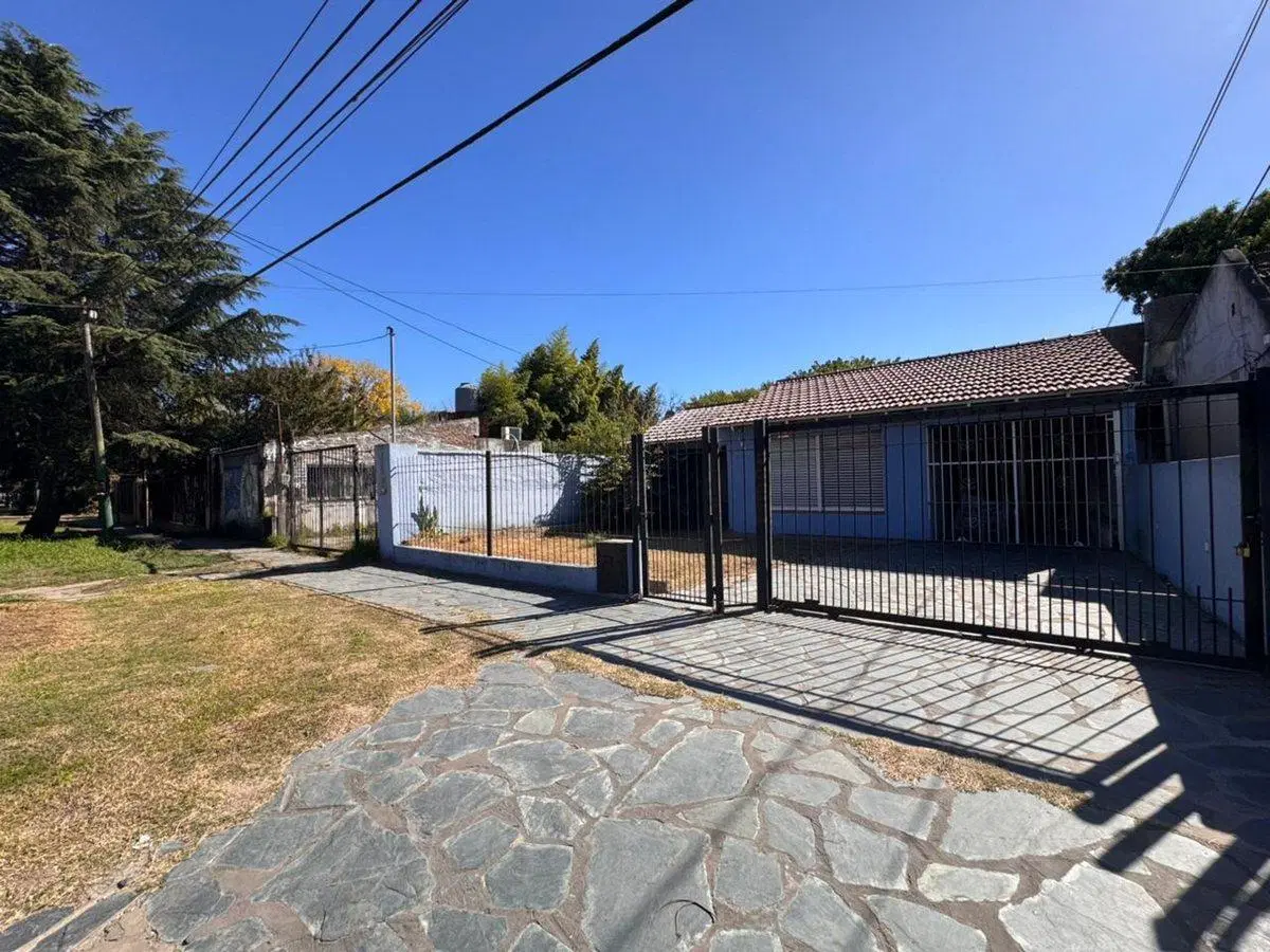 CASA 4 AMBIENTES VENTA BURZACO CON QUINCHO, GARAJE 2