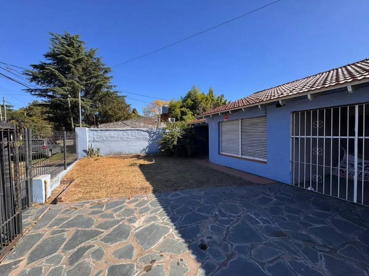 CASA 4 AMBIENTES VENTA BURZACO CON QUINCHO, GARAJE 4