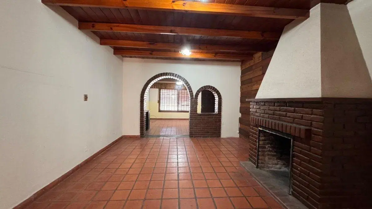 CASA 4 AMBIENTES VENTA BURZACO CON QUINCHO, GARAJE 5