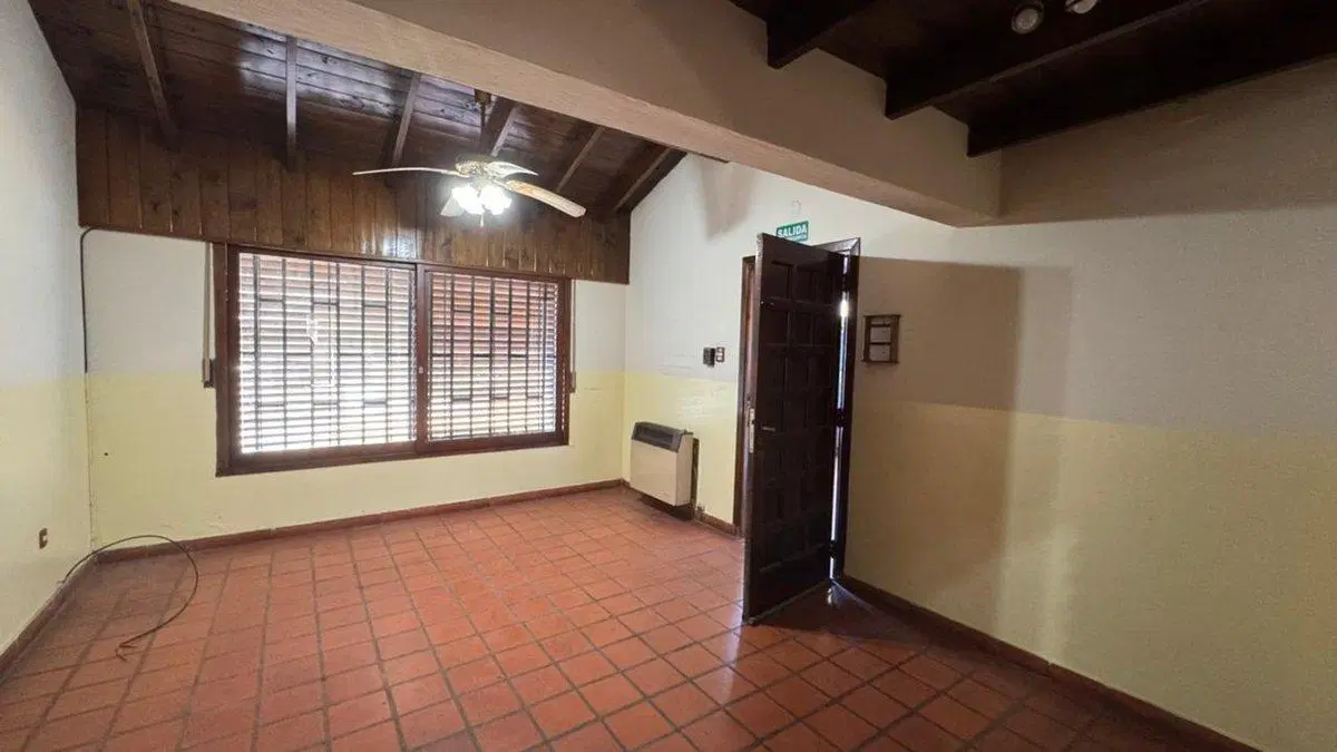 CASA 4 AMBIENTES VENTA BURZACO CON QUINCHO, GARAJE 3