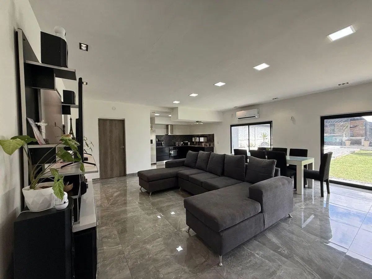 CASA EN VENTA 2 AMBIENTES CON PILETA EN GLEW 2