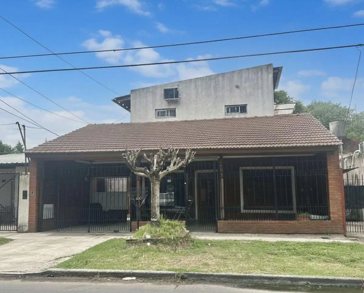 CASA 6 AMB. CON DOS DEPTOS EN VENTA ALMTE BROWN 3