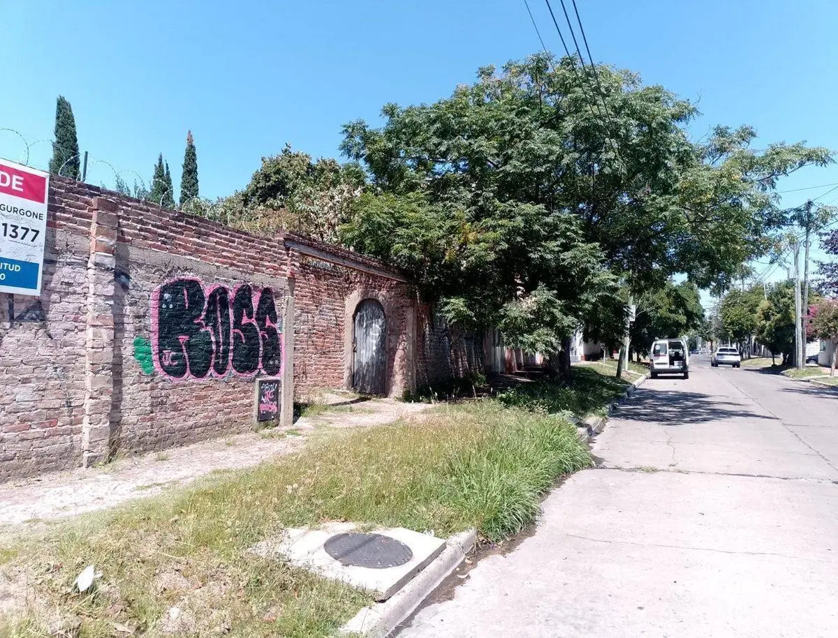 LOTE CON CONSTRUCIÓN A TERMINAR, GRAN UBICACIÓN 2