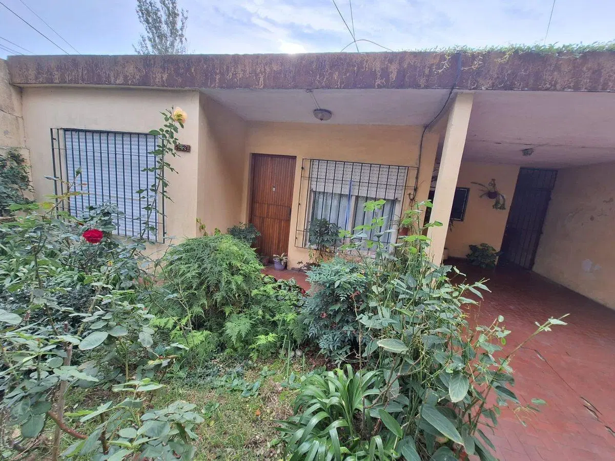 CASA VENTA 3 AMBIENTES CON COCHERA BURZACO 3