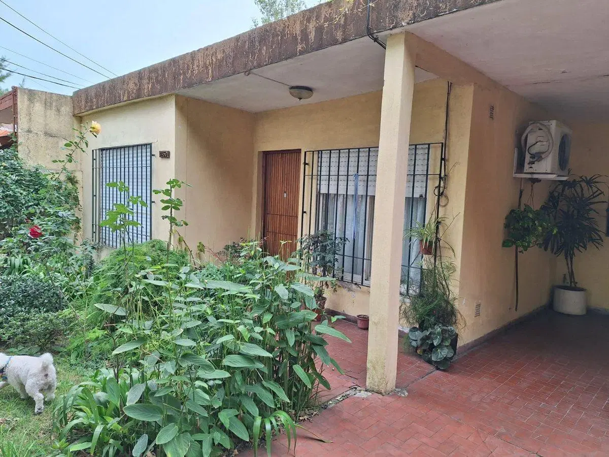 CASA VENTA 3 AMBIENTES CON COCHERA BURZACO 5