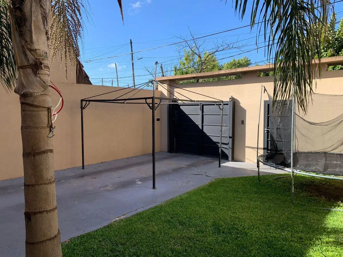 CASA 3 AMB EN VENTA CON PILETA EN LOMAS DE ZAMORA 3