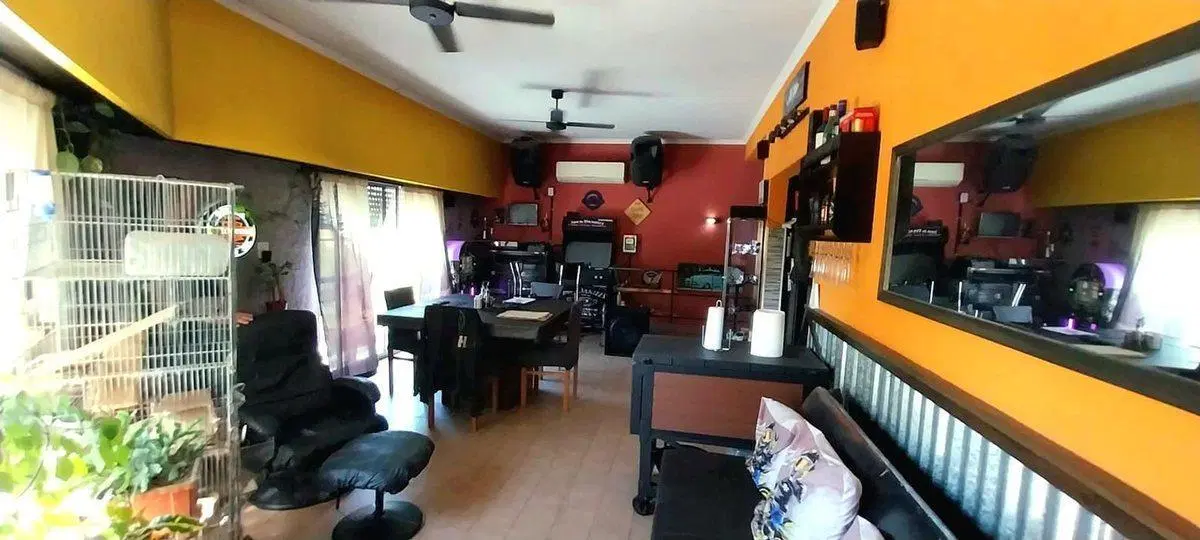 VENDE CASA Y LOCALES ,ESQUINA COMERCIAL ÚNICA, LDZ 3