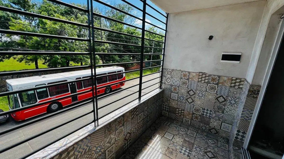 LOTE EN VENTA BANFIELD CON 132 MTS CONSTRUIDOS 5