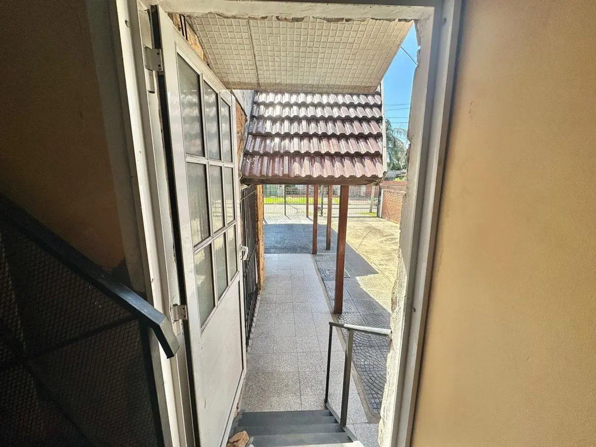VENTA CASA CON PATIO y PILETA R.CALZADA 2
