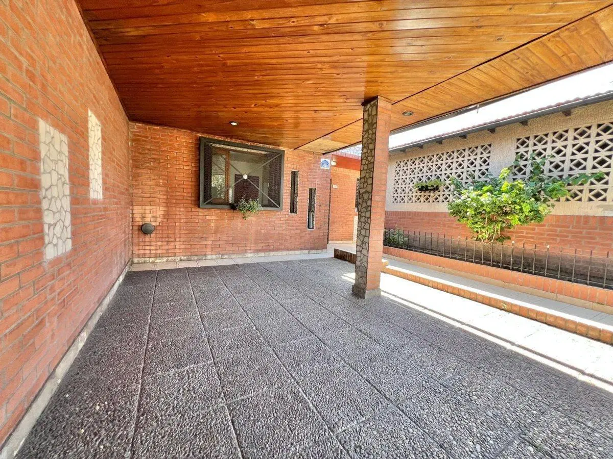 CASA EN VENTA 3 DORMITORIOS CON TERRAZA Y COCHERA 2