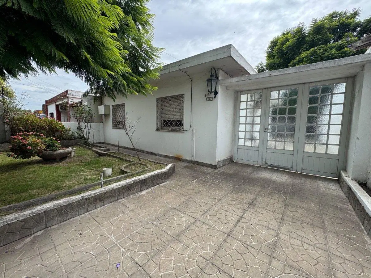 CASA 3 AMB C/PATIO Y GGE. EN VENTA CLAYPOLE 3