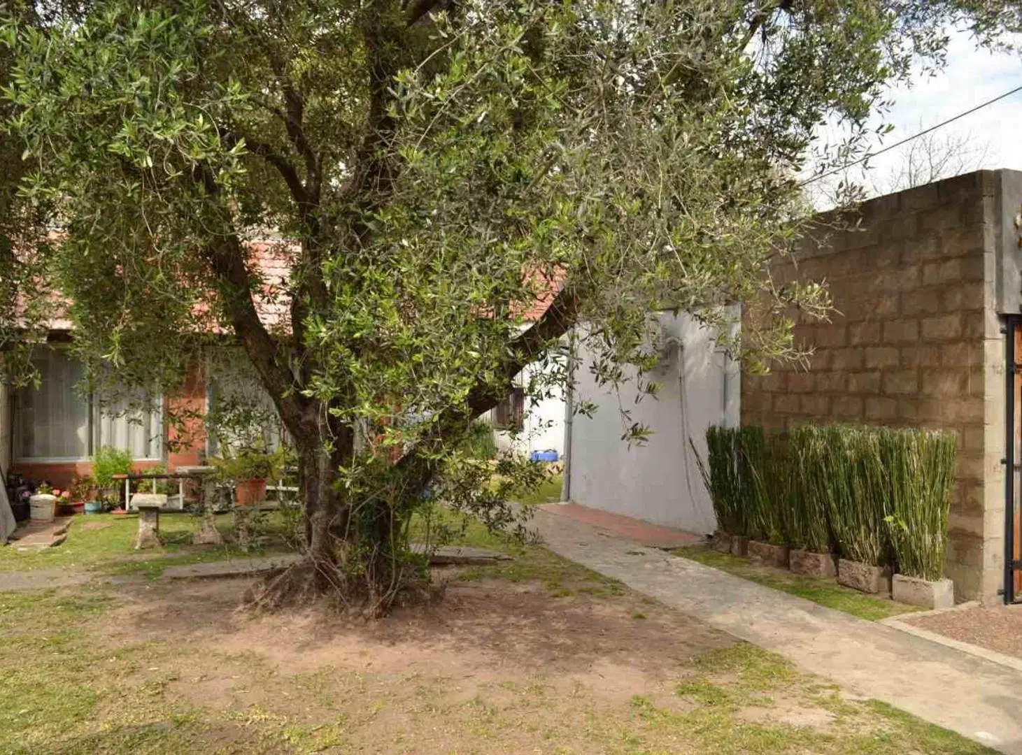 CASA EN VENTA LOMAS DE ZAMORA CON JARDIN Y GALPON 3