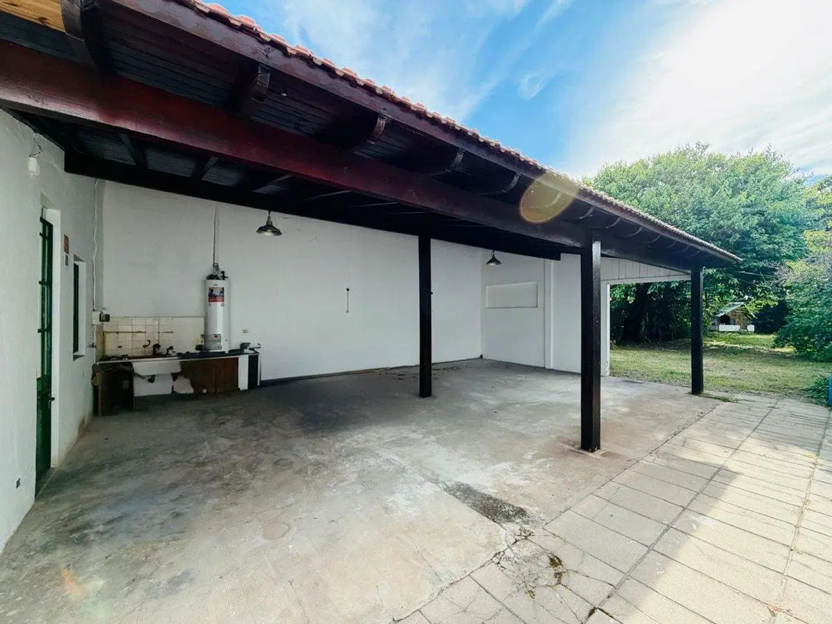 Casa 5 ambientes con amplio terreno alquiler Lanus 4