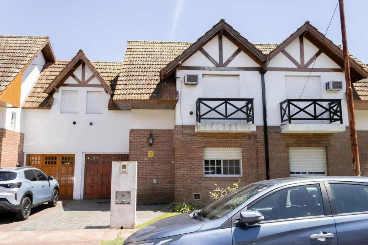 VENTA CASA DUPLEX 4 AMB BARRIO LOS ROBLES BURZACO 4