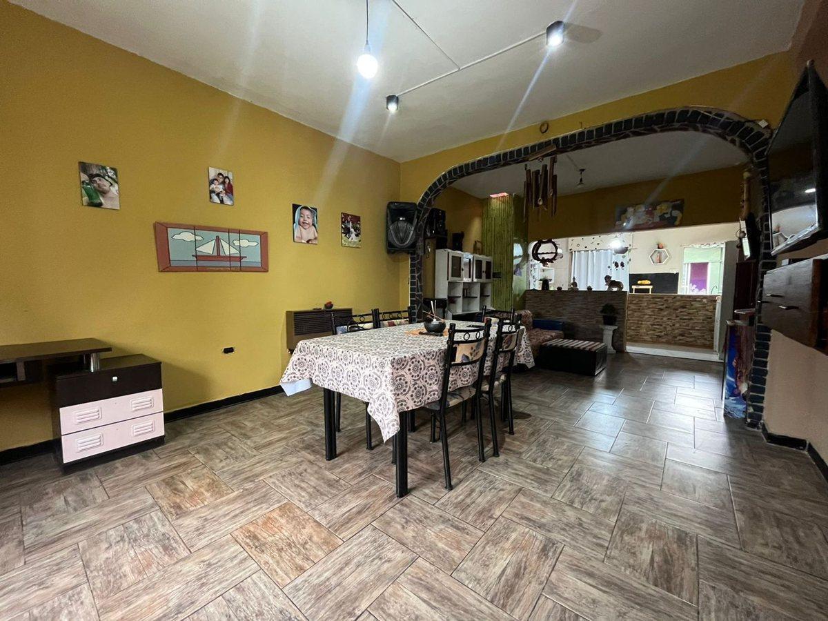 CASA EN VENTA 4 AMBIENTES TEMPERLEY FONDO LIBRE