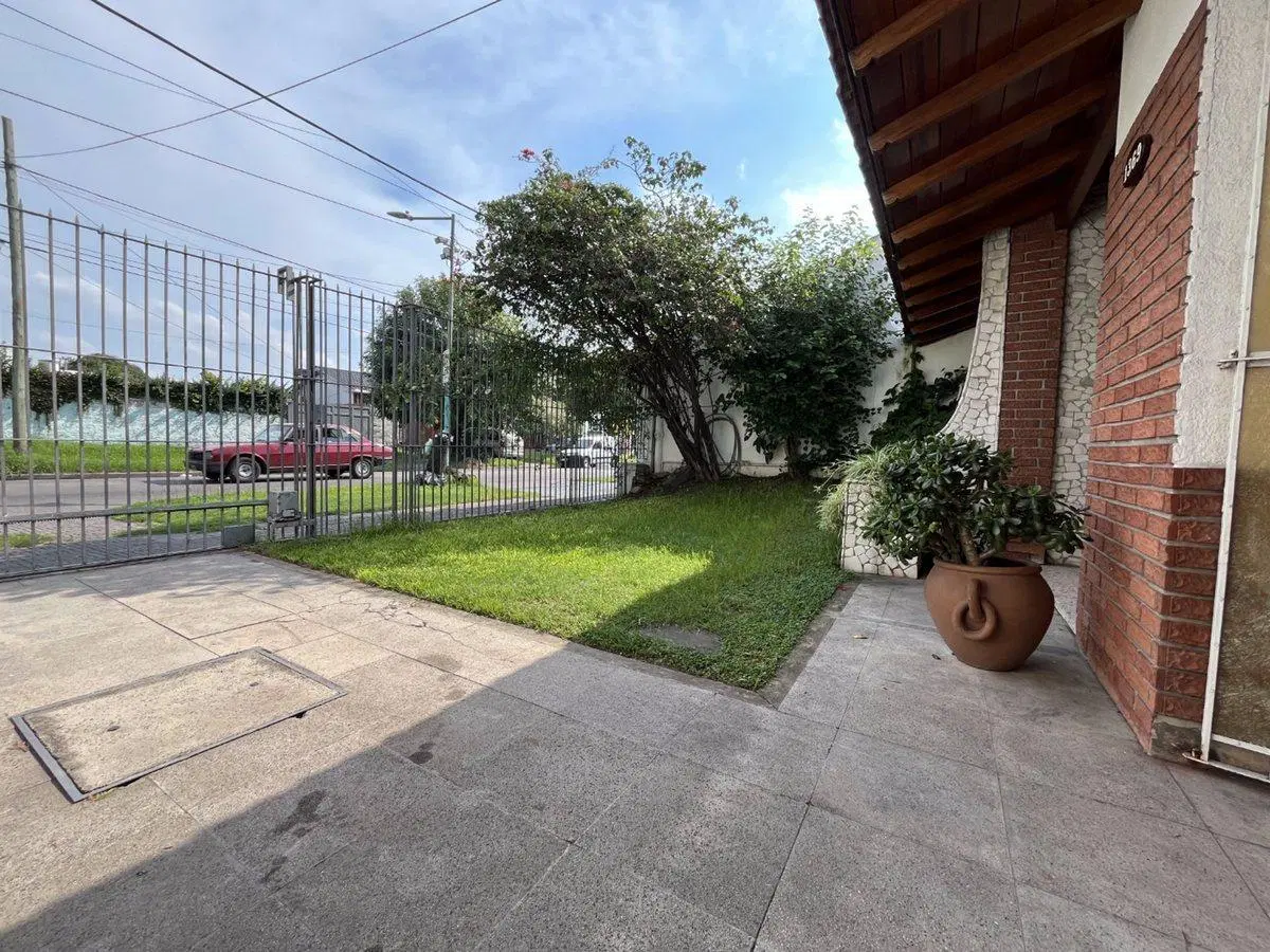 CASA EN VENTA 3 DORMITORIOS Y JARDIN EN LOMAS 5