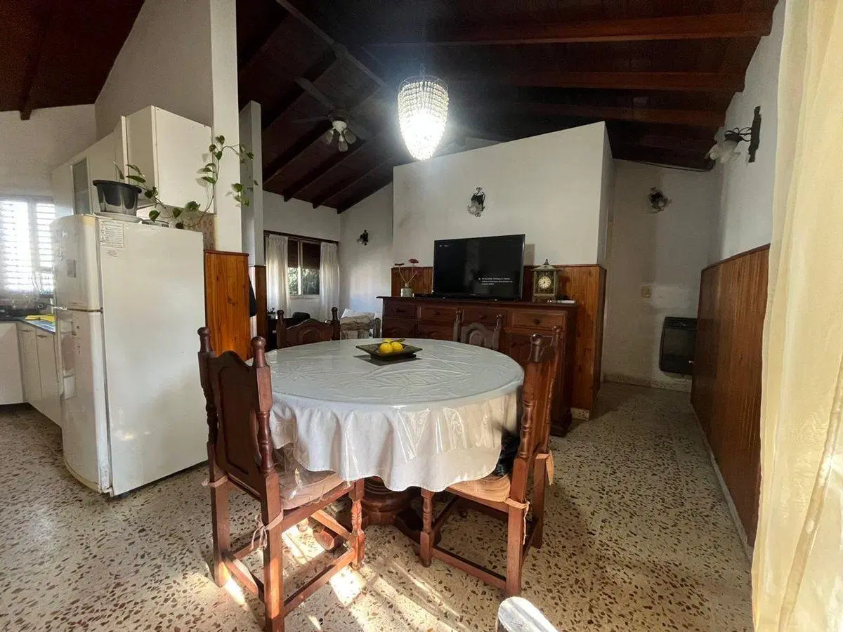 CASA EN VENTA 3 DORMITORIOS Y JARDIN EN LOMAS 4