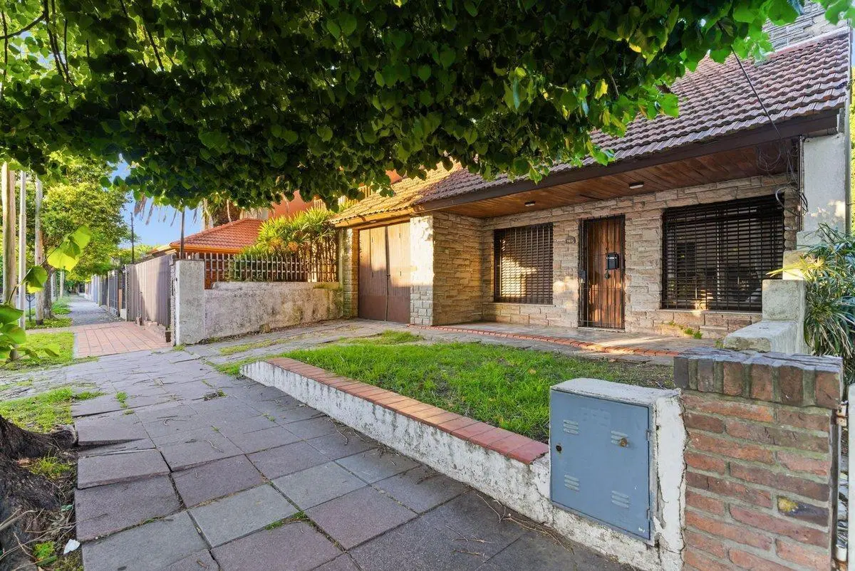VENTA CASA CON TERRENO EN ADROGUE 3