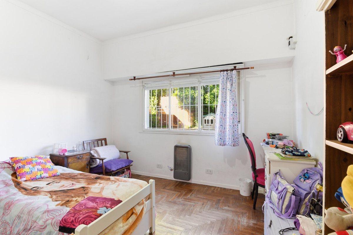 VENTA CASA CON TERRENO EN ADROGUE
