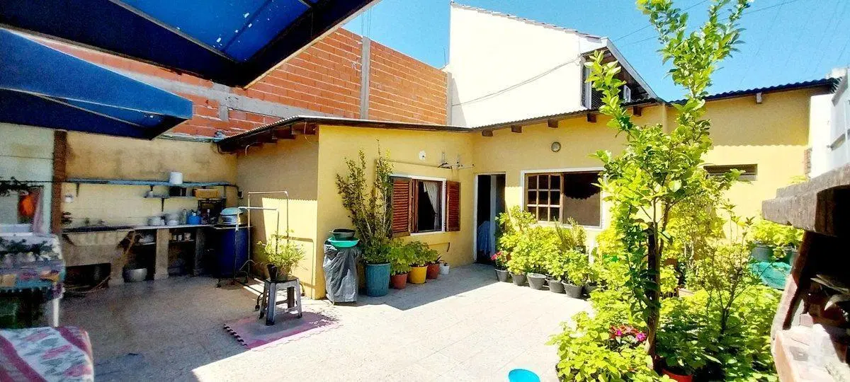 2 DEPTOS DE 2 AMBIENTES + 2 LOCALES VENTA BANFIELD 3