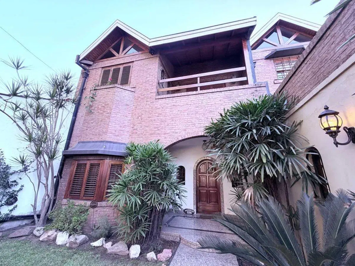 Casa de 6 Amb en Venta Lomas de Zamora con pileta 2
