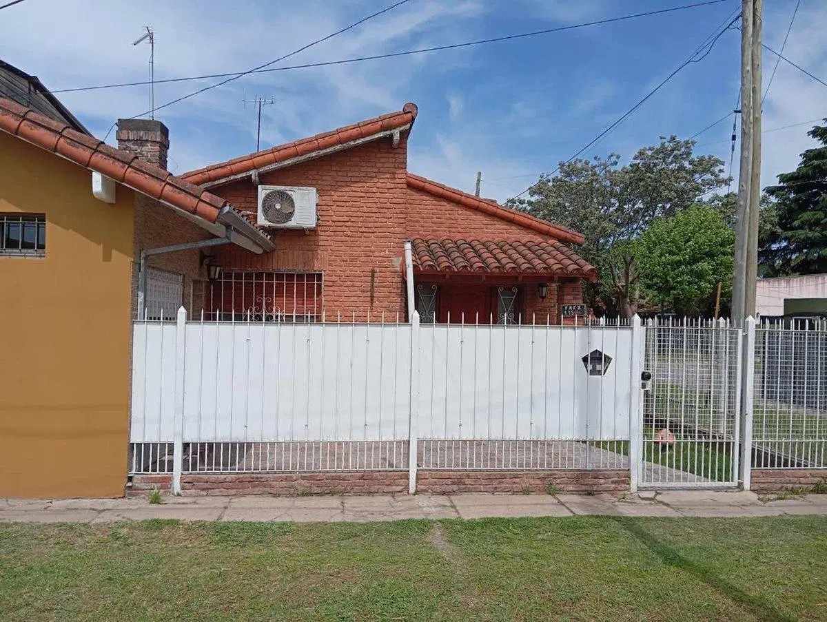 CASA VENTA 3 DORMITORIOS ALTE.BROWN GARAGE Y FONDO 5