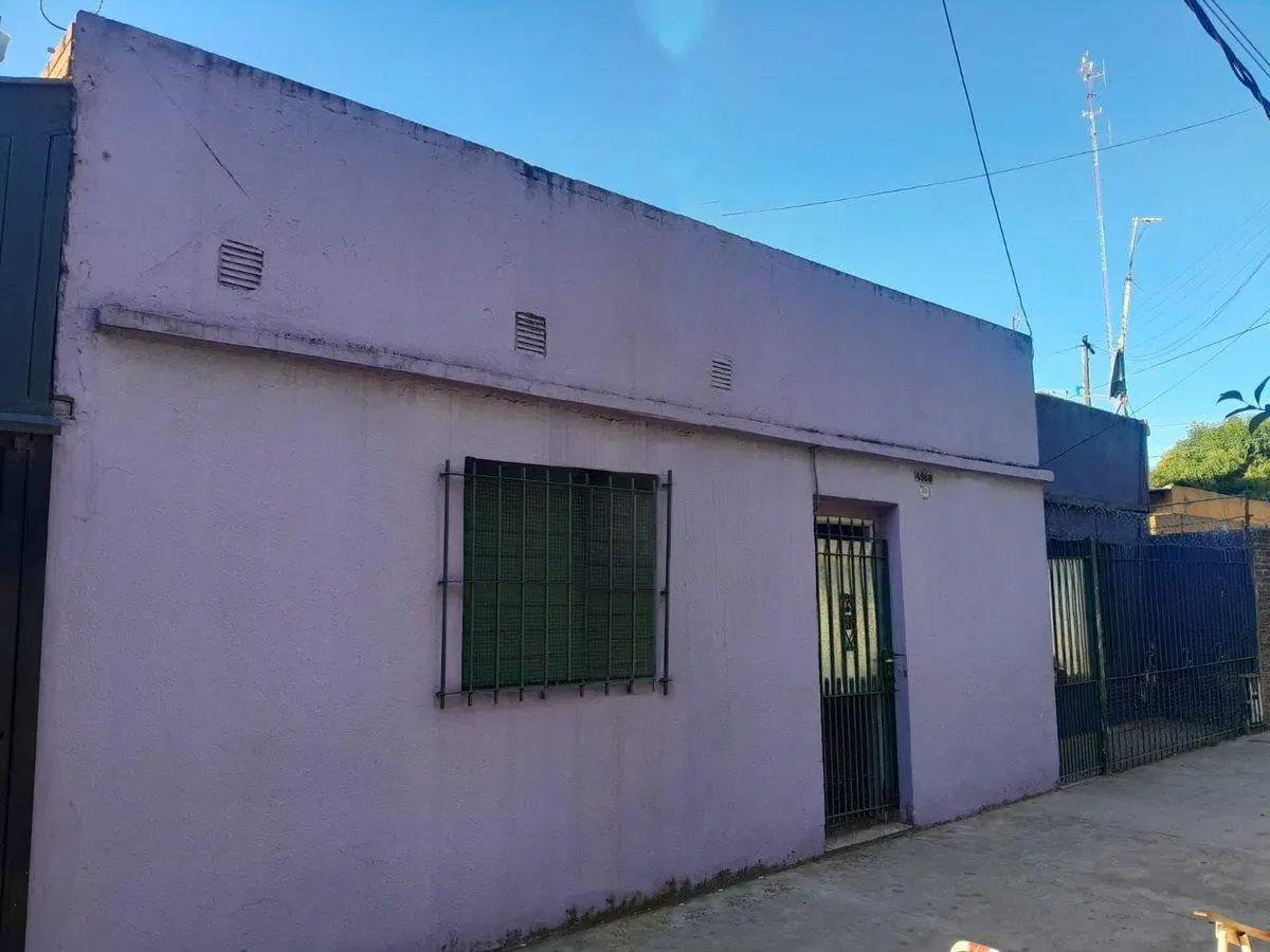 CASA 4 AMBIENTES EN VENTA CON PATIO MAS DEPTO 3