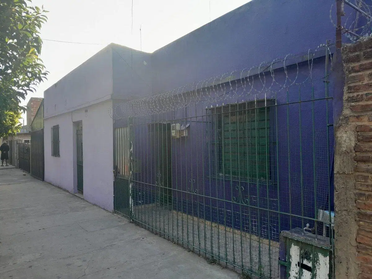CASA 4 AMBIENTES EN VENTA CON PATIO MAS DEPTO 4